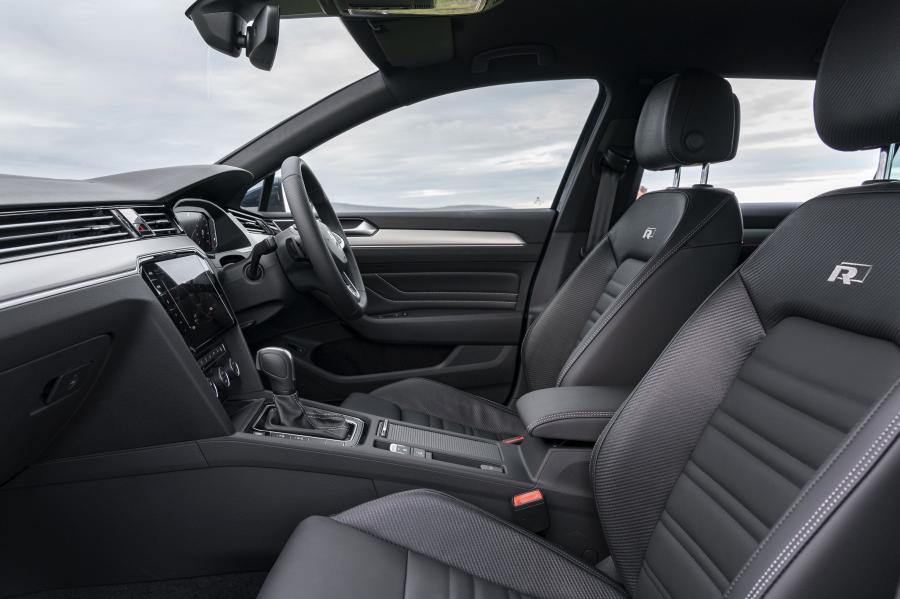 Интерьер Volkswagen Passat R-Line Estate (B8) 2019 года  (UK) (фото 3 из 25)